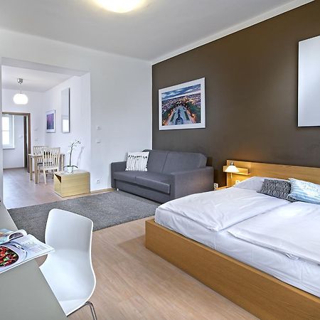 Downtown Suites Chlumova Prag Exteriör bild