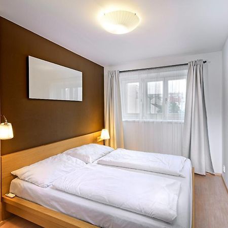 Downtown Suites Chlumova Prag Exteriör bild