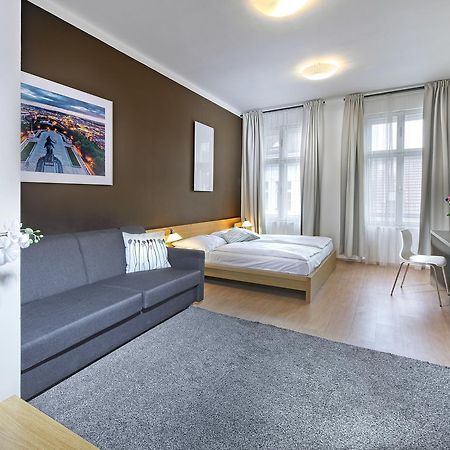 Downtown Suites Chlumova Prag Exteriör bild