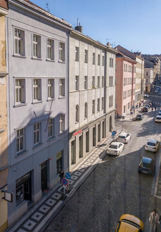 Downtown Suites Chlumova Prag Exteriör bild