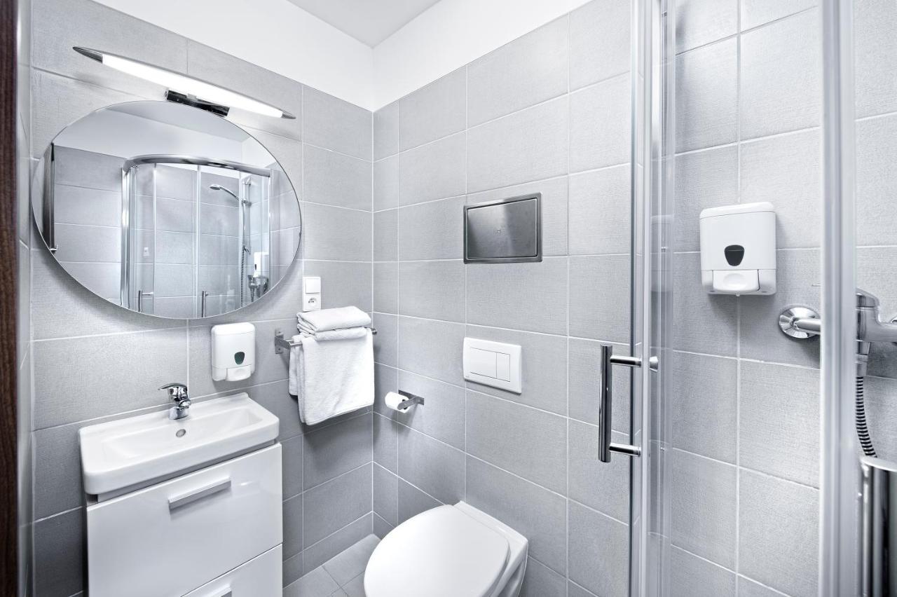 Downtown Suites Chlumova Prag Exteriör bild