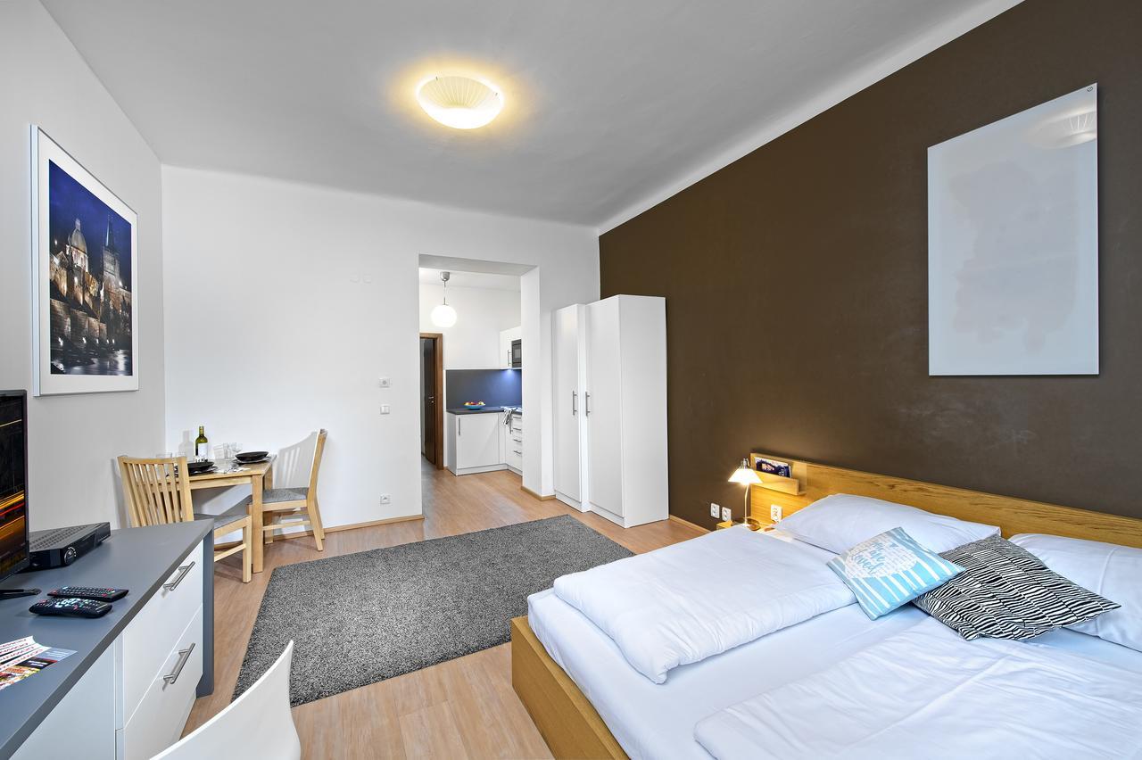 Downtown Suites Chlumova Prag Exteriör bild