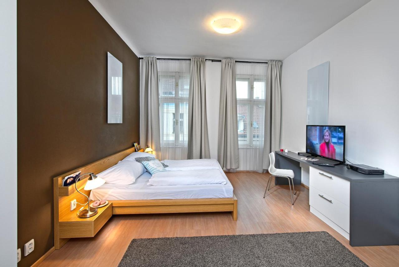 Downtown Suites Chlumova Prag Exteriör bild