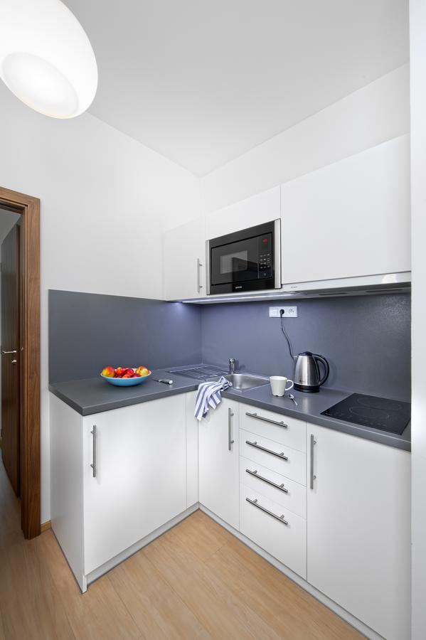 Downtown Suites Chlumova Prag Exteriör bild