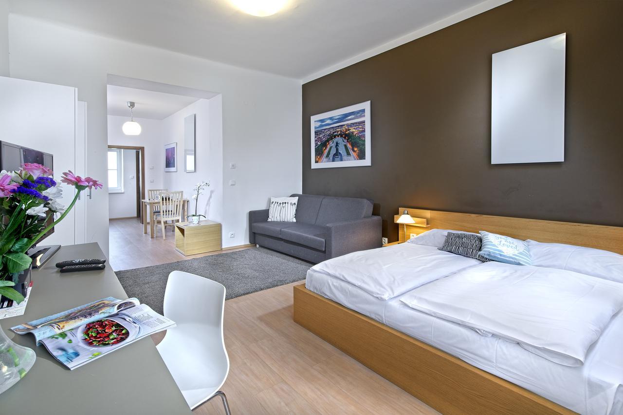 Downtown Suites Chlumova Prag Exteriör bild