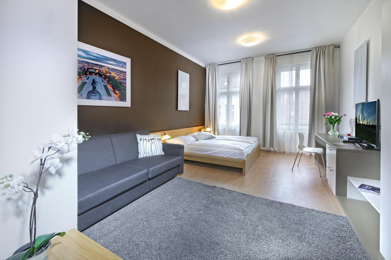 Downtown Suites Chlumova Prag Exteriör bild