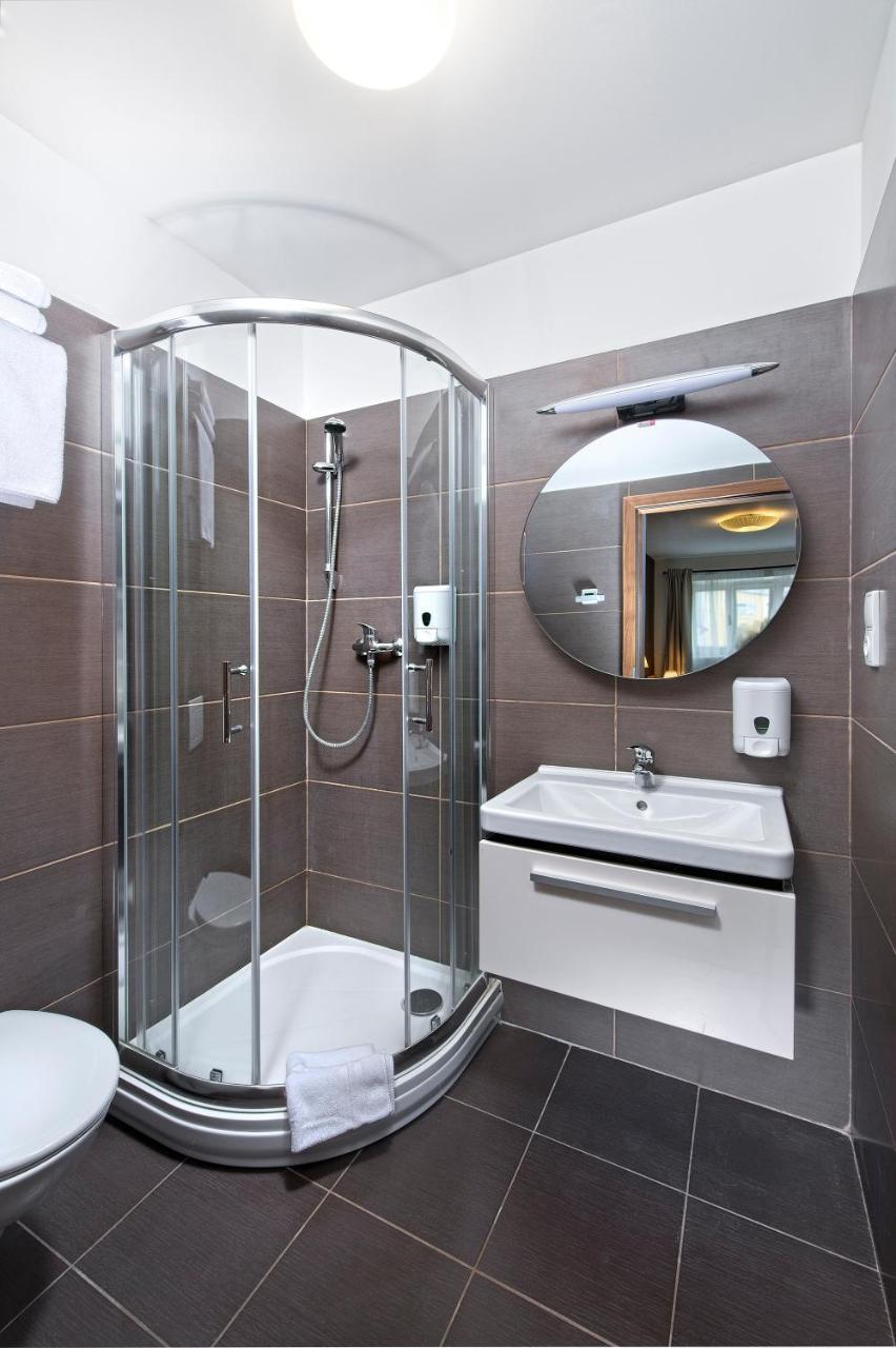 Downtown Suites Chlumova Prag Exteriör bild