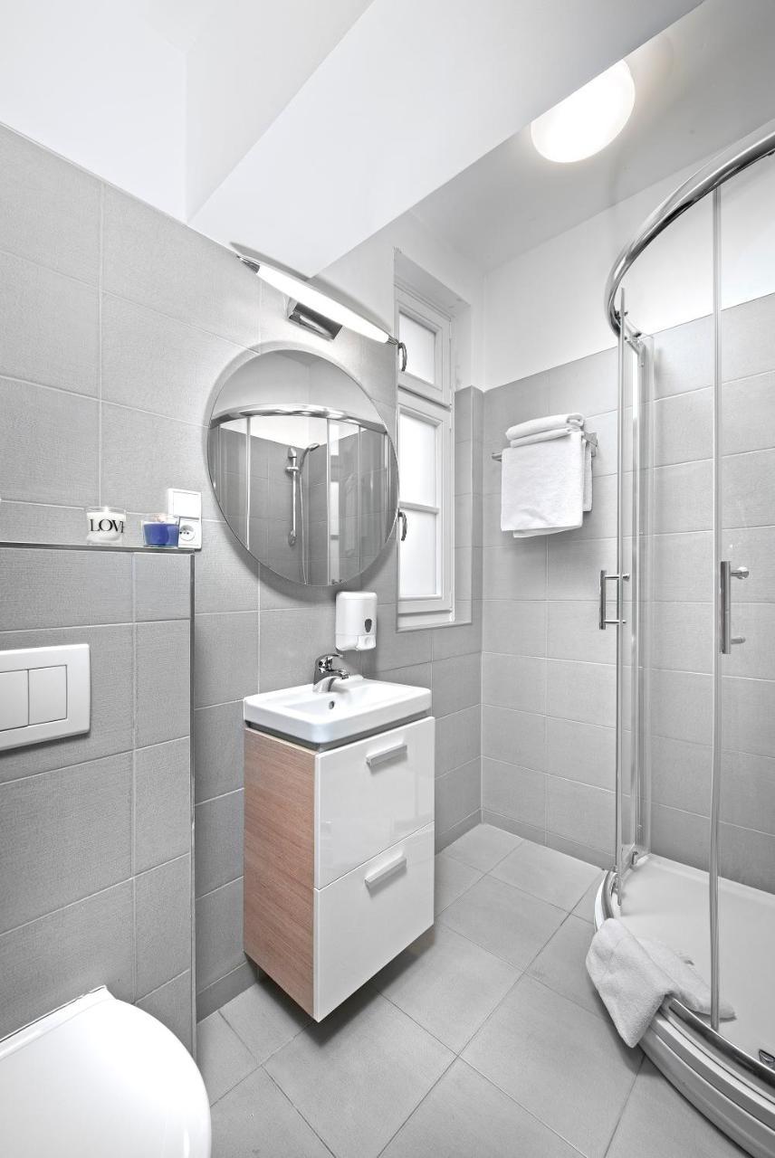 Downtown Suites Chlumova Prag Exteriör bild