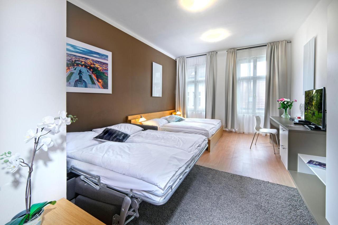 Downtown Suites Chlumova Prag Exteriör bild