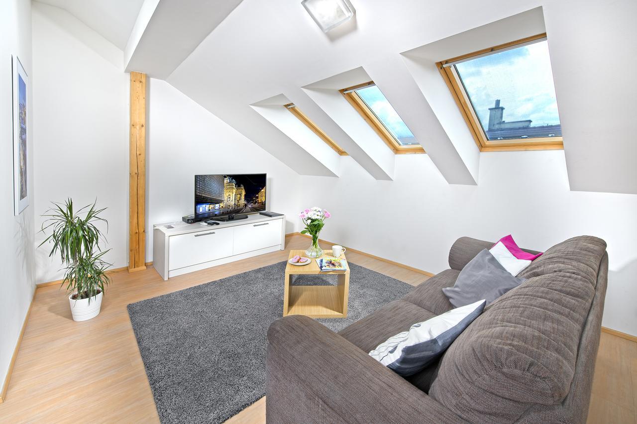 Downtown Suites Chlumova Prag Exteriör bild