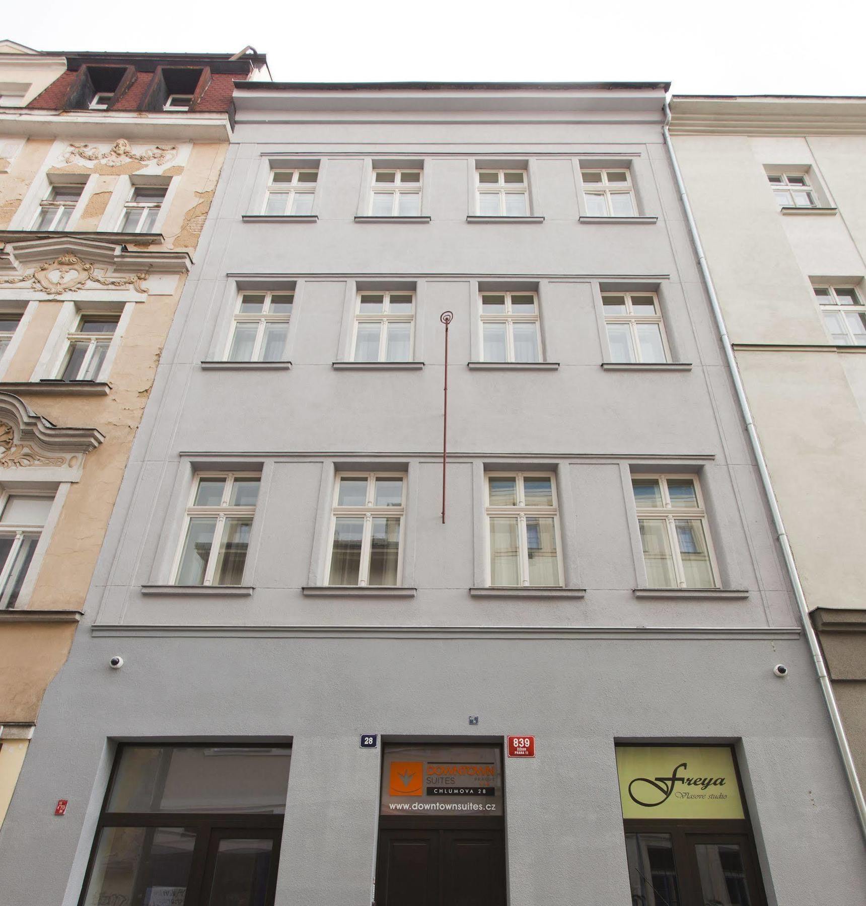 Downtown Suites Chlumova Prag Exteriör bild