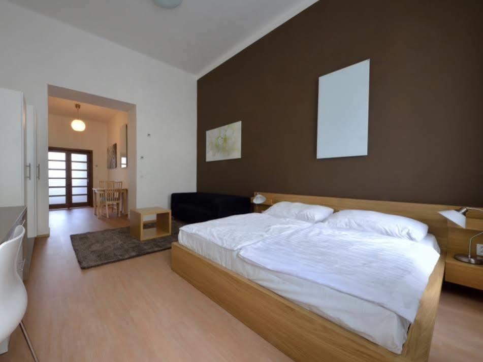 Downtown Suites Chlumova Prag Exteriör bild