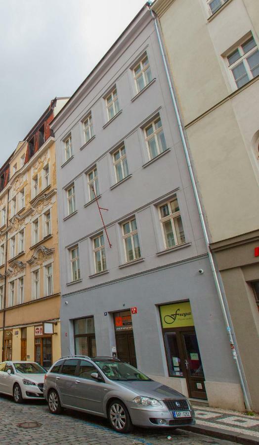Downtown Suites Chlumova Prag Exteriör bild