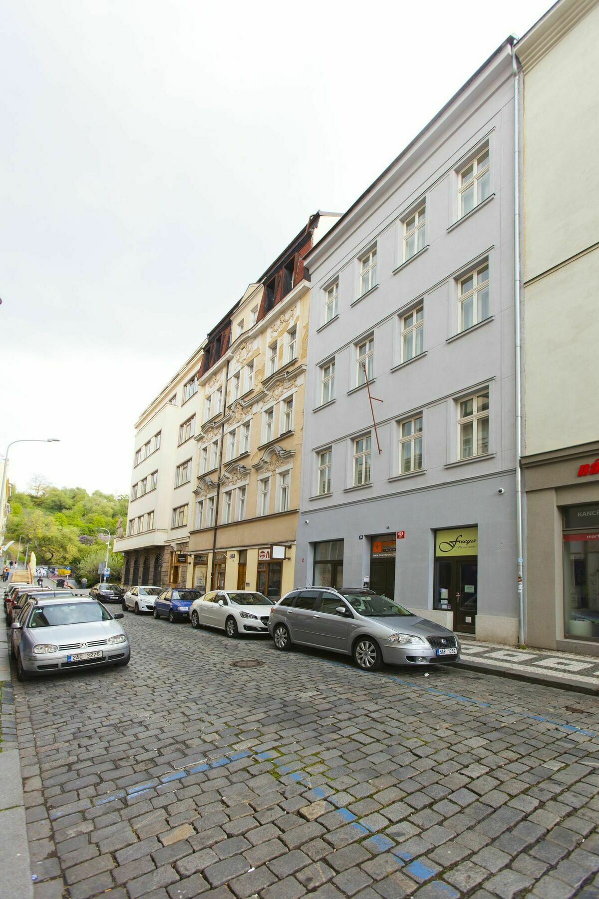 Downtown Suites Chlumova Prag Exteriör bild