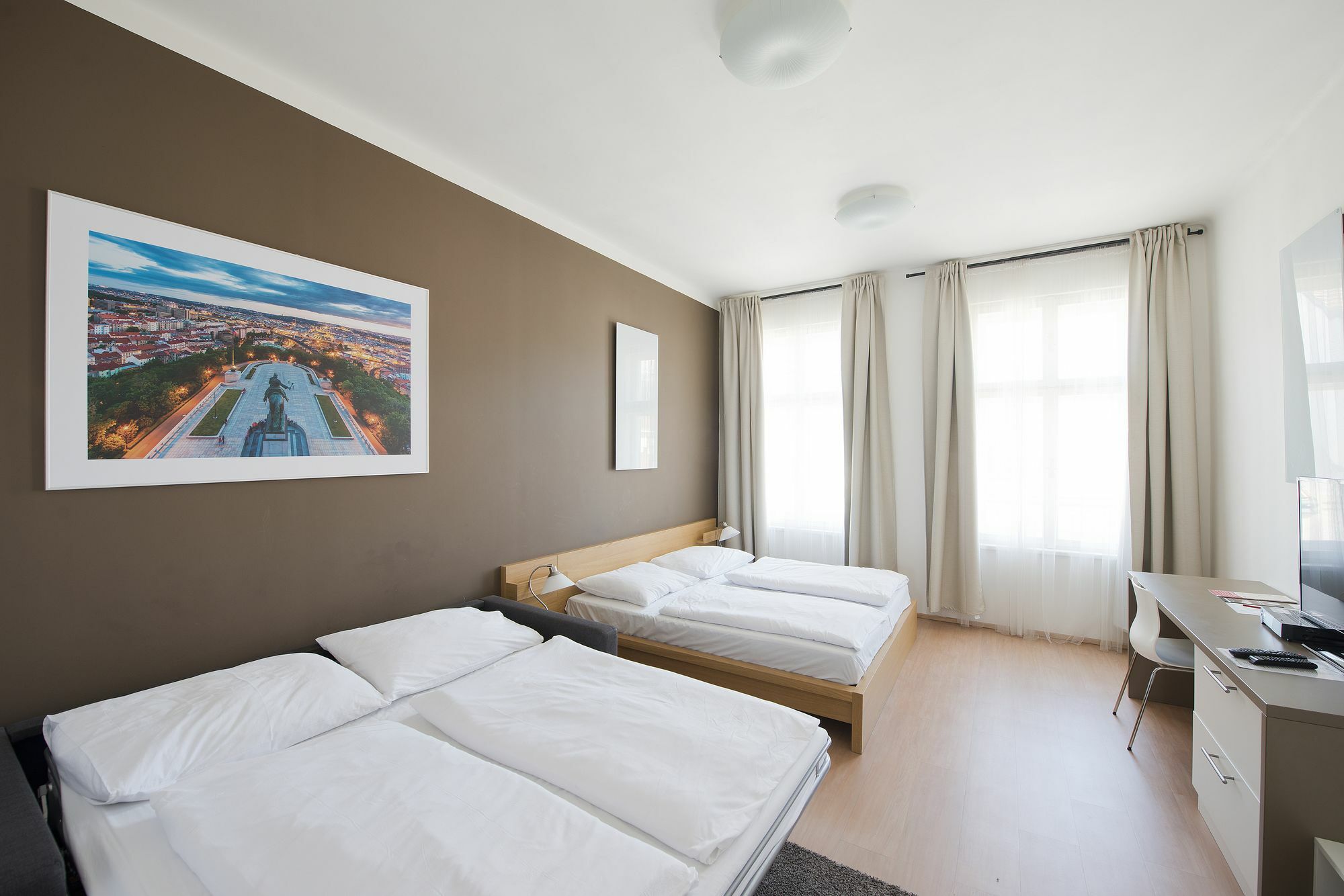 Downtown Suites Chlumova Prag Exteriör bild
